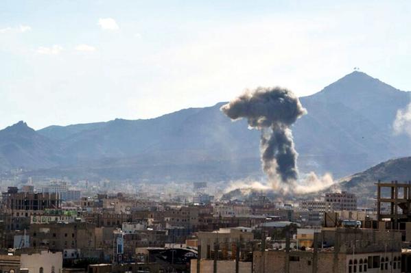 En Yemen los medios reportan bombardeos al Palacio Presidencial.