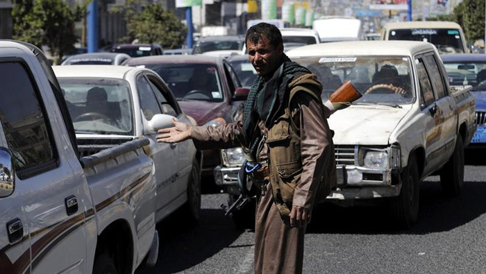Un miliciano hutí vigila el tráfico ante el palacio presidencial en Saná (Yemen).