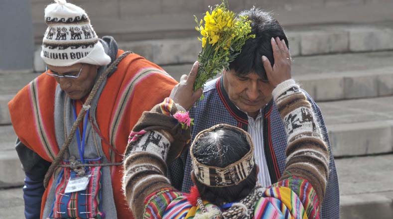 Amautas aymaras limpian al presidente Evo Morales en el sitio arqueológico de Tiahuanaco, ubicado a unos 70 kilómetros al oeste de La Paz.