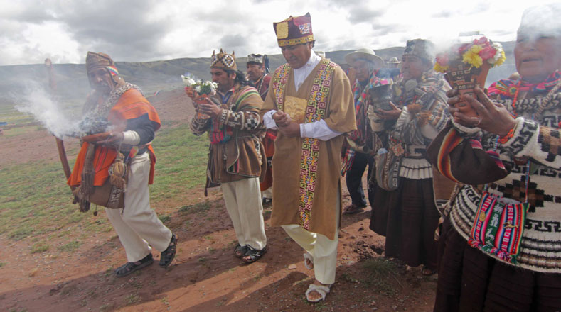 Cuatro amautas acompañan al presidente boliviano en una caminata hacia la Pirámide de Akapana.