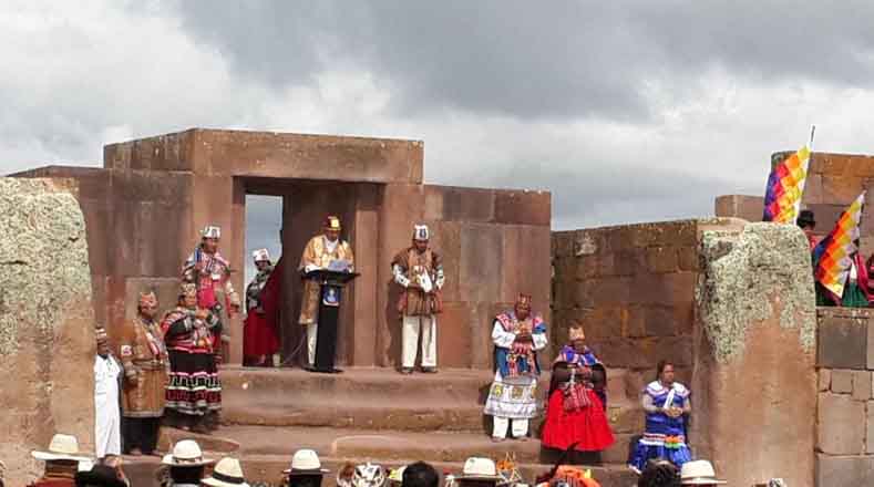 En la puerta del templo Kalasasaya, Evo Morales ofreció un discurso a todos los asistentes e hizo un llamado a detener la destrucción de la Madre Tierra.