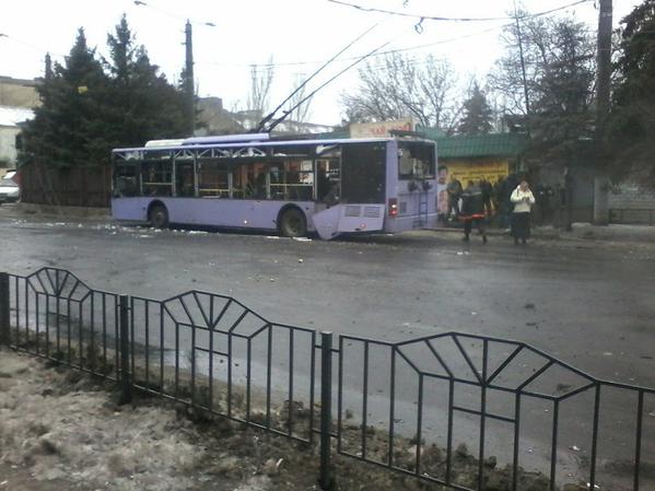 Al menos cinco proyectiles impactaron contra un trolebús en el este de Ucrania.