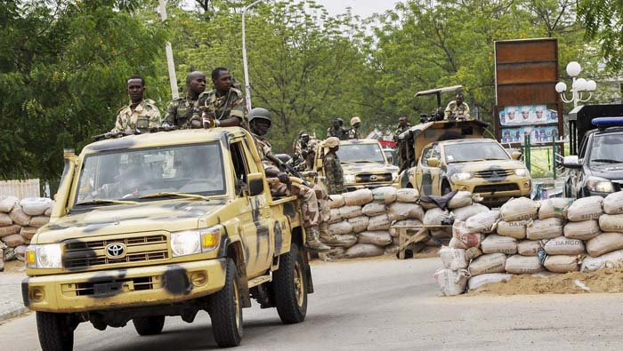 Soldados del Ejército de Nigeria se movilizan por Maiduguri (noroeste).