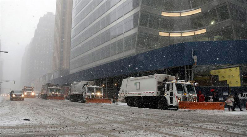 Camiones del departamento de seguridad de Nueva York remueven la nieve de las calles.