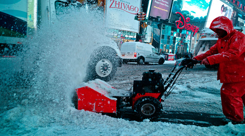 Cerca de 30 millones de personas en el noreste de EE.UU. resultaron afectadas por la nieve y fuertes vientos.
