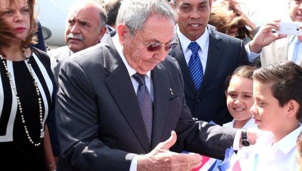 El presidente Fidel Castro le da la mano a niño costarricense.