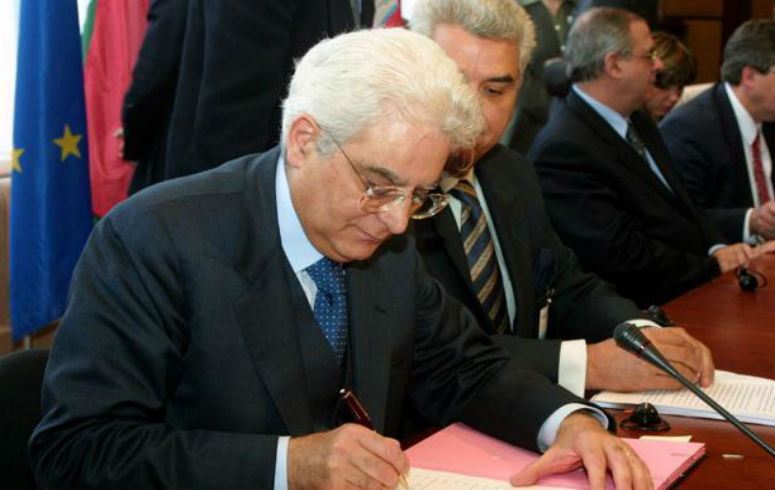 En el 2011, Mattarela fue electo juez de la Corte Constitucional por el Parlamento de su país.