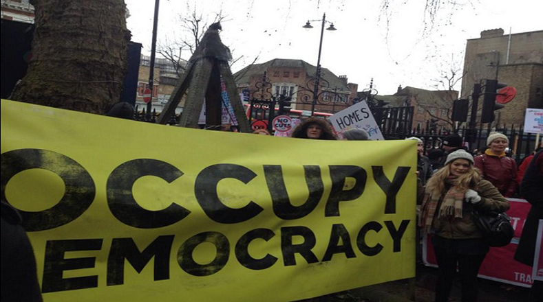 Protestantes de la campaña "Occupy Democracy" participaron en la marcha para exigir su derecho a tener viviendas.
