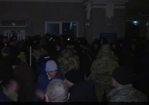 Decenas de personas asaltan el edificio de la administración presidencial en Kiev