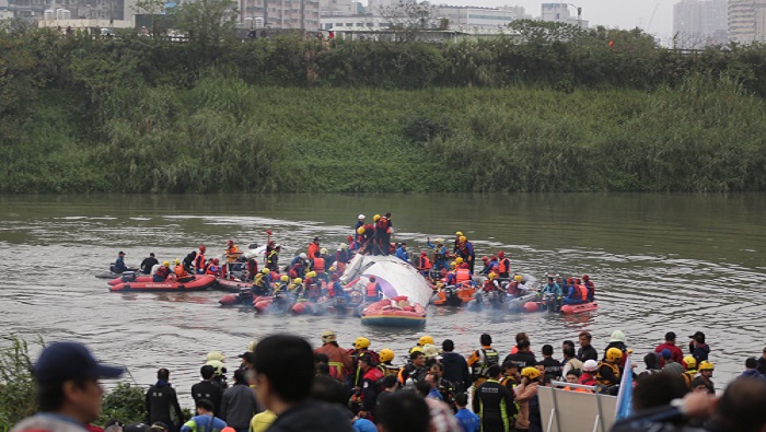 El avión se precipitó a un río y hasta el momento hay 32 muertos