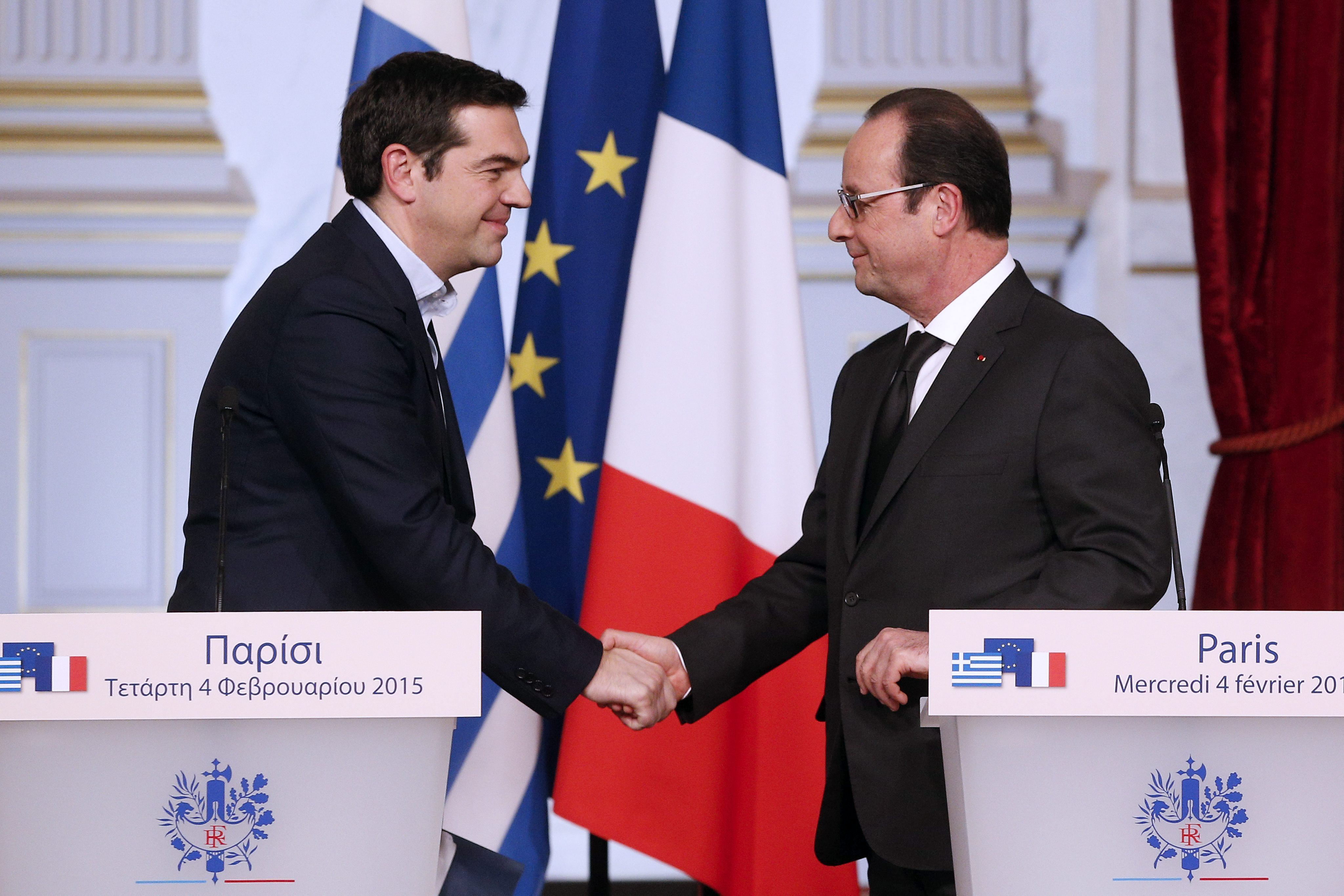 Tsipras y Hollande se estrecharon la mano luego de culminar sus conversaciones diplomáticas.