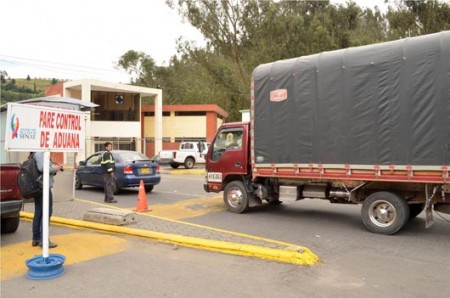 Telas, materias primas, papel y cartón, provenientes de Colombia, son importados por la frontera de Carchi.