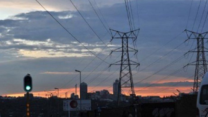 El gobierno instruyó a Eskom a presentar un informe detallado para demostrar cómo va a hacer frente el mantener las luces encendidas en el 2015.