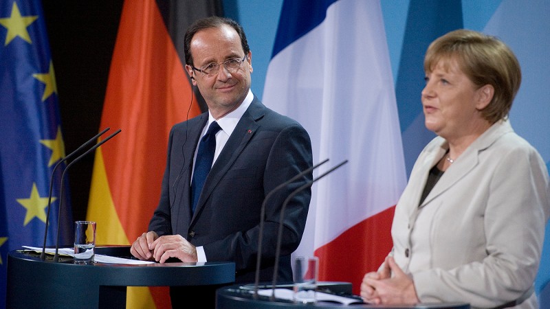 Hollande y Merkel confían en que el conflicto en Ucrania no se soluciona militarmente.