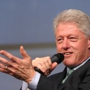 Ustedes disculpen, dice Clinton a mexicanos