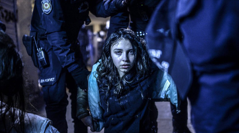 Fotografía del turco Bulent Kilic, muestra a una joven durante los disturbios entre manifestantes y policía ocurridos en una protesta tras el funeral del adolescente Berkin Elvan el 12 de marzo de 2014 en Estambul.