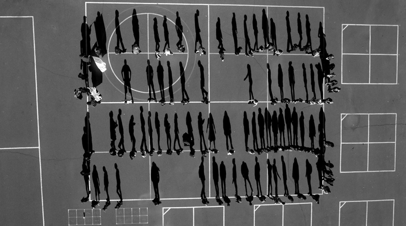 Fotografía del belga Tomas van Houtryve, la imagen muestra las sombras proyectadas por estudiantes en el patio de un colegio en El Dorado, California (EE UU).