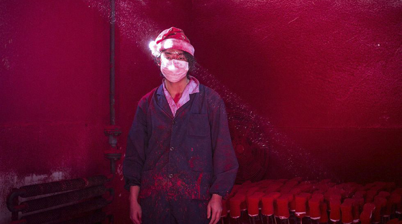 Fotógrafo chino, Ronghui Chen, la imagen muestra a un trabajador en una fábrica de decoración navideña en China.