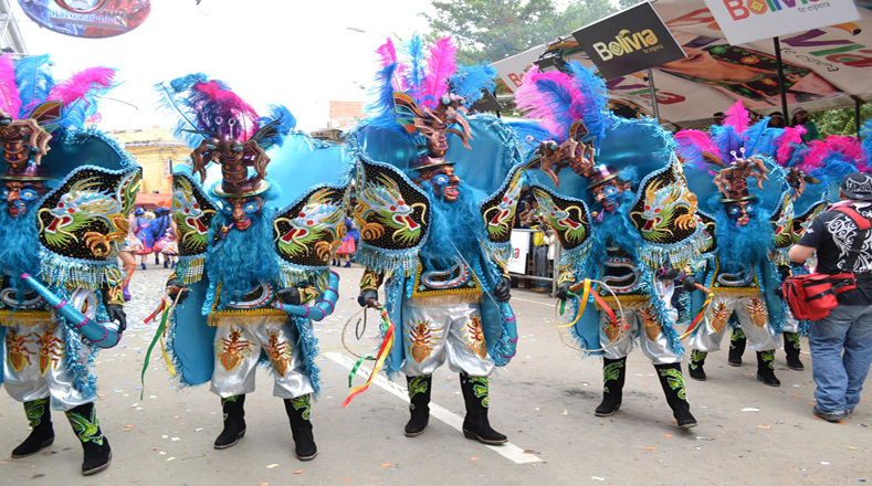 El Carnaval de Oruro es una gran muestra de tradiciones andinas y populares de Bolivia.