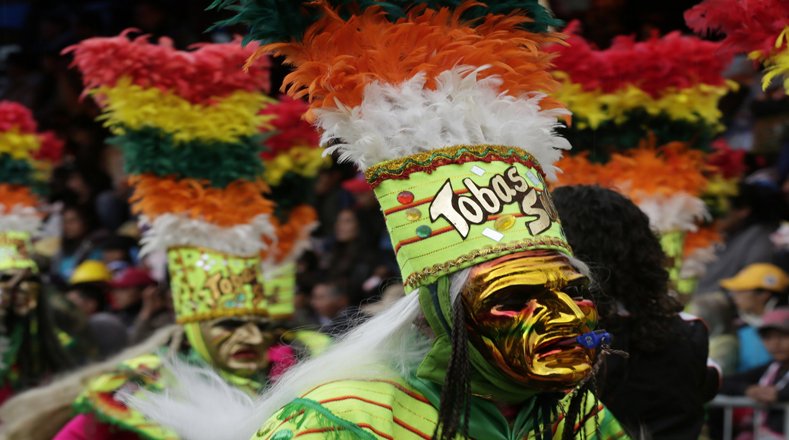 Miembros del conjunto folklórico "Tobas Sud" bailan en el desfile del Carnaval de Oruro.