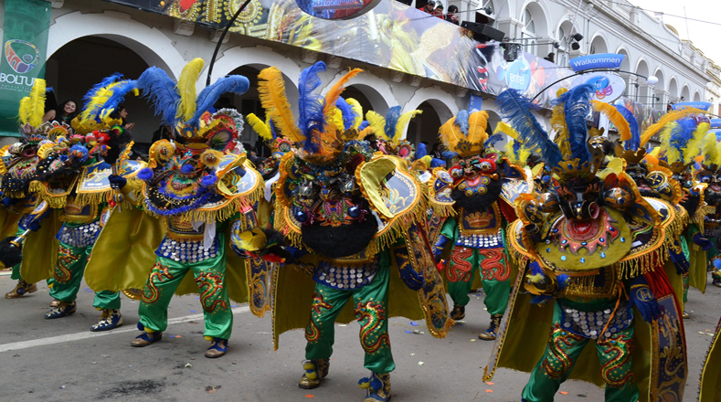 El Carnaval de Oruro alberga a 48 conjuntos folklóricos y 18 especialidades de danza.