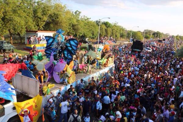 Mucho color, música y alegría se siente en las calles venezolanas en este Carnaval 2015.