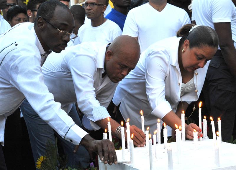 El presidente de Haití y el primer ministro participan en una marcha como gesto de respeto a las personas que murieron en un accidente durante la celebración del carnaval