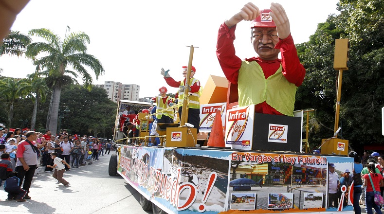En las carrozas se mostraron los logros de la Revolución Bolivariana.