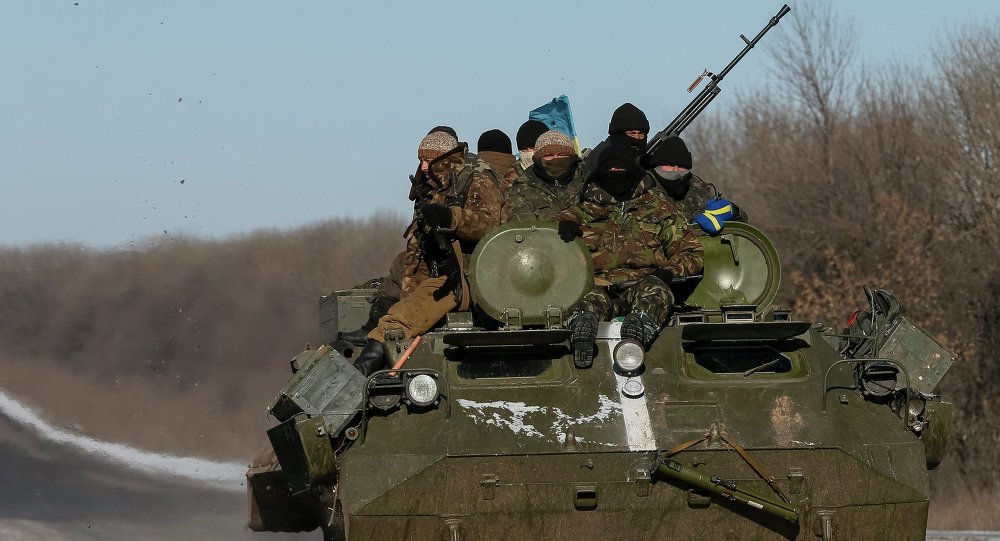 Los militares ucranianos se retiran en masa y entregan sus armas.