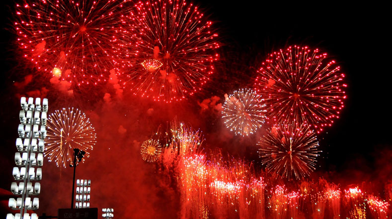 En la celebración no faltan los fuegos artificiales, la noche de este jueves estará tan iluminada como la del 24 de enero de 2012 mostrada en esta foto como parte de esta festividad. En su mayoría son usados de color rojo por la importancia de éste en la cultura china. 