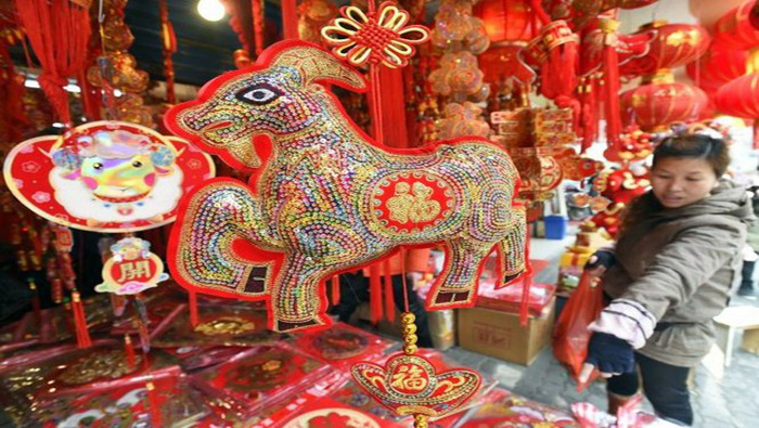 Los habitantes de China celebran con rituales y desfiles, el nuevo año lunar.
