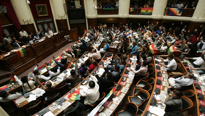 La Asamblea Ligeslativa de Bolivia eligió a seis parlamentarios para averiguar a involucrados en privatizaciones.