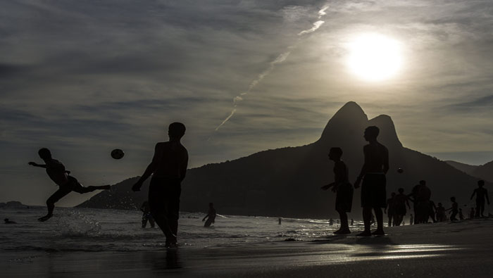 En los últimos días del horario de verano se registraron temperaturas altas en la playa de Ipanema en Río de Janeiro.