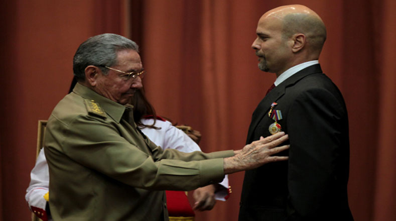 El presidente Raúl Castro impuso la Orden Playa Girón a Los Cinco