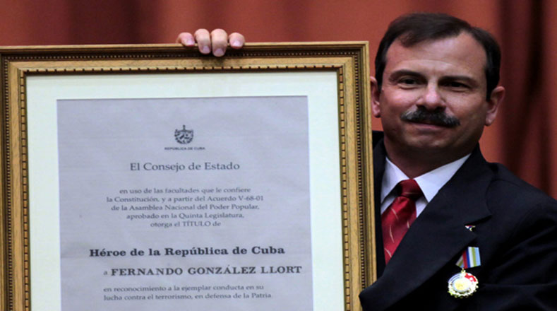 El antiterrorista alzó con orgullo el título otorgado por el presidente cubano