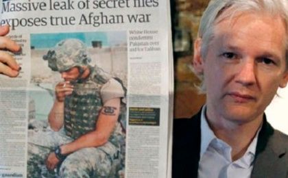 El fundador de WikiLeaks Julian Assange sostiene una copia de The Guardian después de que miles de documentos militares estadounidenses fueron filtrados y expuestos.