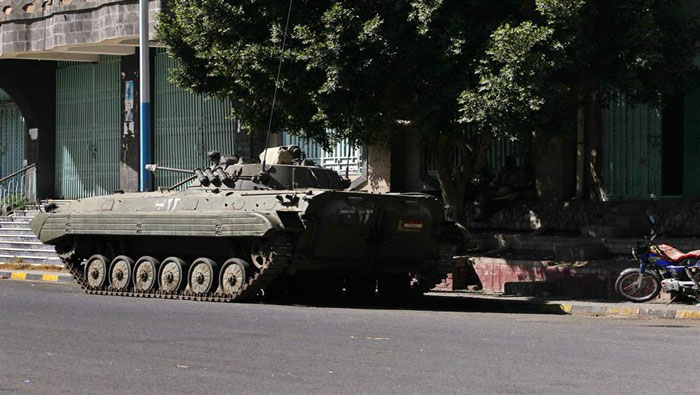 Un tanque de los hutíes permanece frente al Palacio Presidencial de Saná