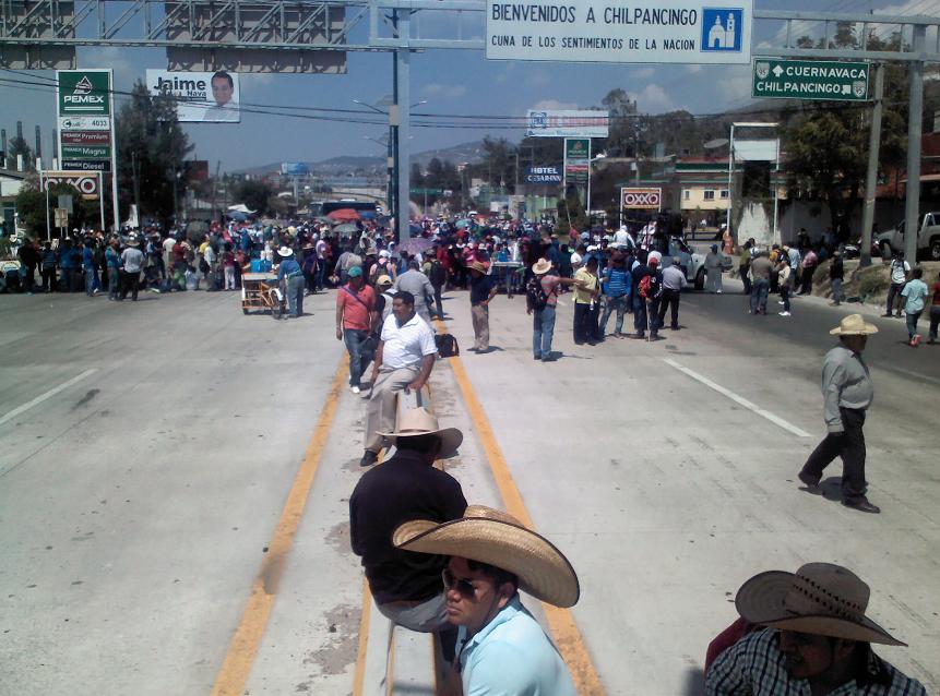 Cientos de educadores se congregaron en las afuera de la Policía Federal de Chilpancingo