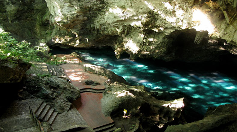 Al bajar por esta caverna te encontrarás con un lago de agua dulce dividido en tres lagos. Se trata de el Parque Nacional Los Tres Ojos en República Dominicana.