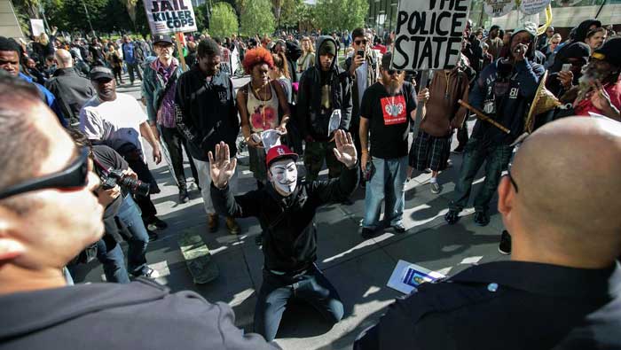 Manifestantes condenan los abusos policiales cometidos por agentes estadounidenses