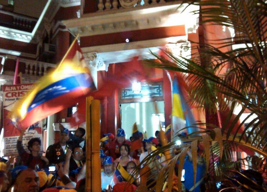 La movilización fue recibida por el embajador de Venezuela en Perú, Diego Alfredo Molero.