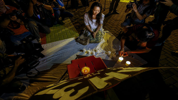 Kelly Wen, esposa de uno de los pasajeros del vuelo MH370, participa en una ceremonia en Petaling Jaya, a las afueras de Kuala Lumpur.