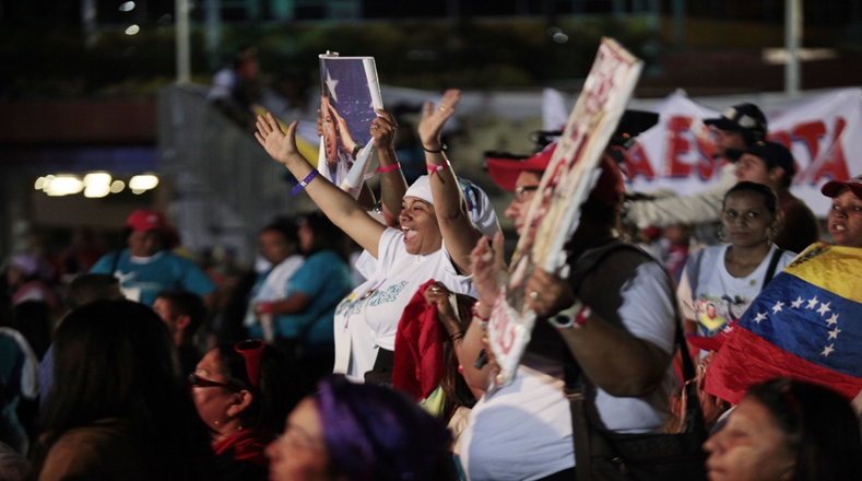 Mujeres revolucionarias respaldan el discurso del presidente Nicolás Maduro, en la clausura del primer Congreso Venezolano de Mujeres.