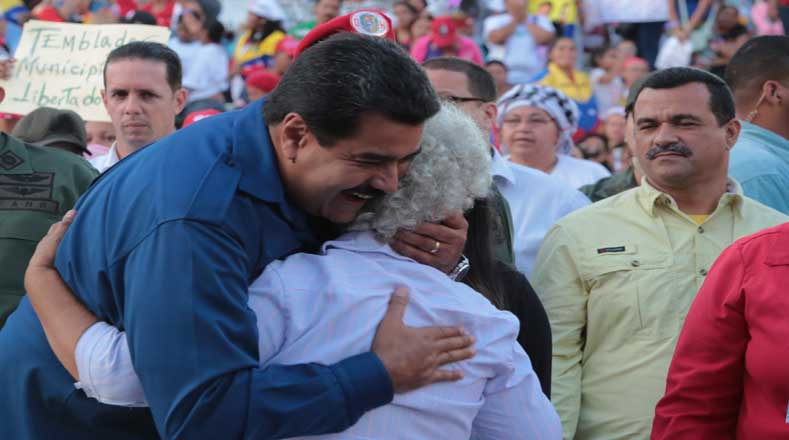 El presidente venezolano compartió con las mujeres en la capital del país