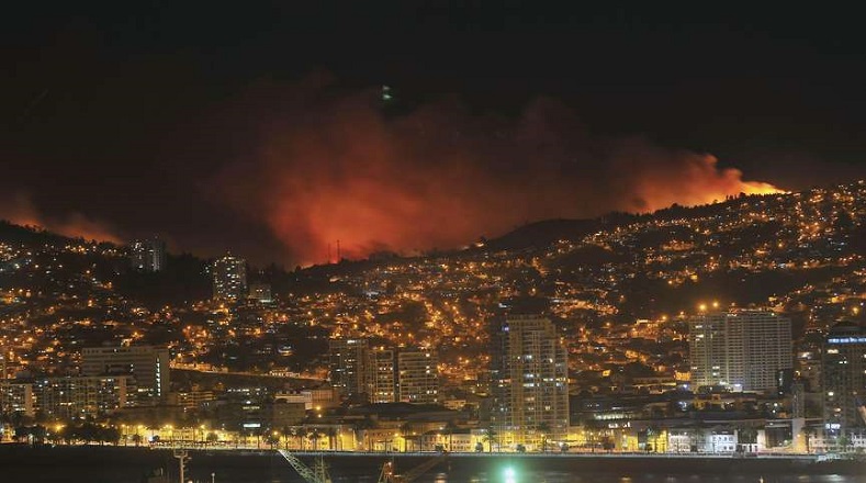 El sismo se registró a mil 800 kilómetros de Santiago, zona afectada por un fuerte incendio forestal.