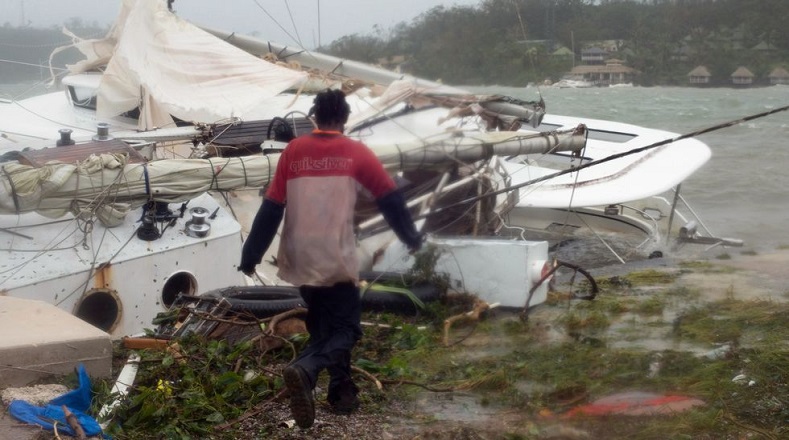 Las autoridades temen que decenas de personas hayan muerto tras el paso del ciclón, uno de los más potentes registrados en el Pacífico Sur en los últimos años.