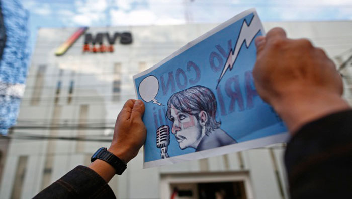 Oyentes de la radio y periodistas harán una protesta virtual por la salida de Aristegui