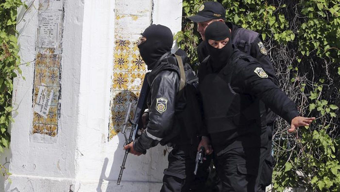 Miembros de la Fuerza de Seguridad de Túnez permanecen desplegados en las inmediaciones del Museo Nacional del Bardo.