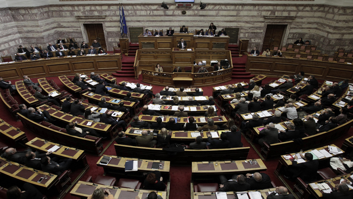 El ministro del Interior, Nikos Vutsis, exhorta a los diputados votar con unanimidad a favor del referendo.