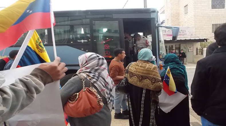 Para la actividad en apoyo a Venezuela se habilitaron varios autobuses a fin de garantizar el trasladado de los palestinos. 
